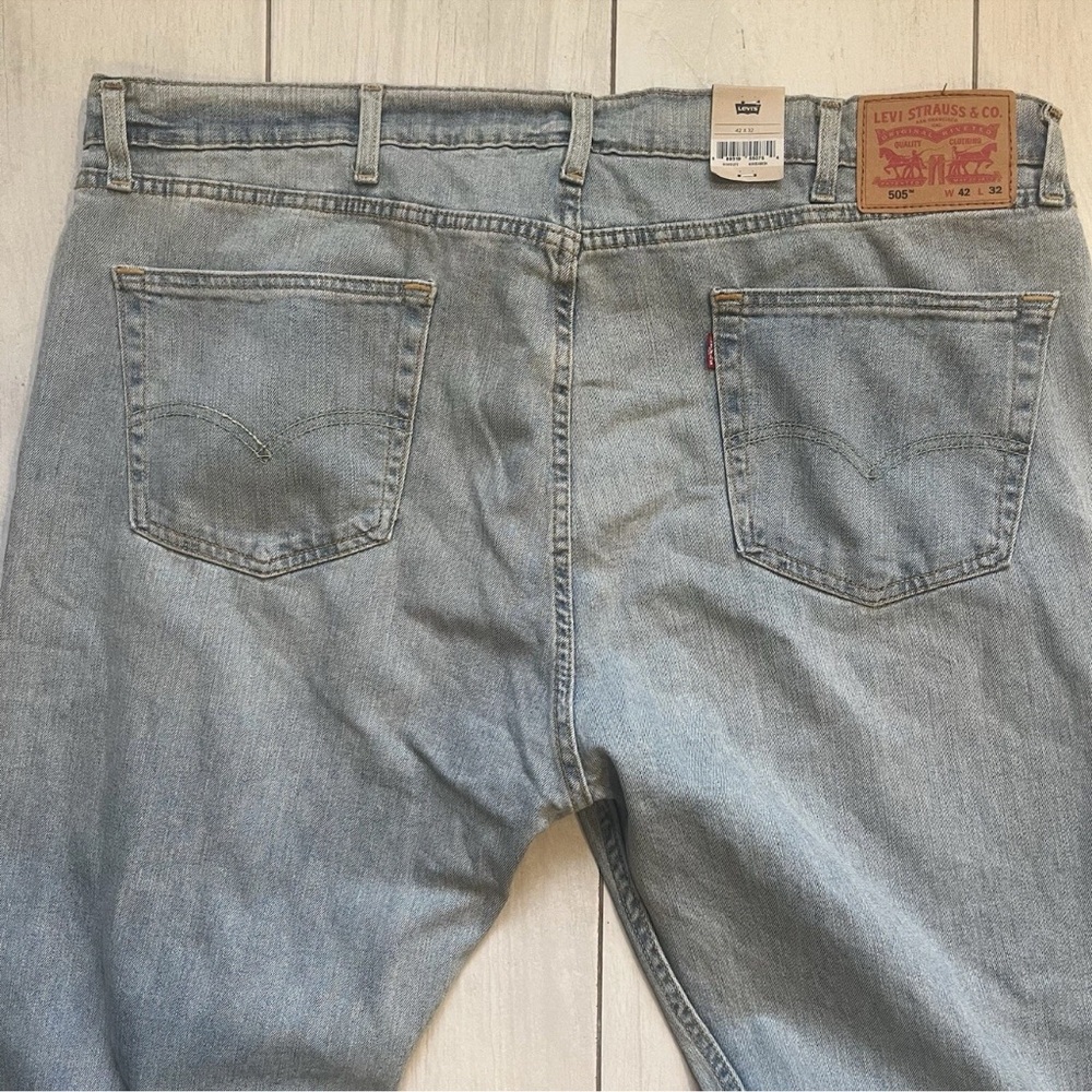 NWT Levi's 505 Men's 42x32 Regular Fit Straight Leg Jeans Light Wash Classic - Picture 11 of 11